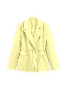 Vue détaillée du blazer en mélange de lin jaune pâle avec col à revers et ceinture nouée.