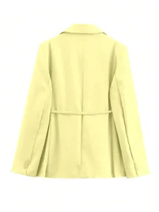Vue de dos détaillée d'un blazer de costume pour femme jaune clair avec ceinture élégante.
