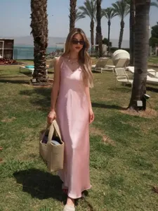 Robe midi slip en satin de soie rose style de station balnéaire détail extérieur charmant.