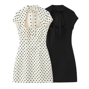 Detailansicht Damen Kurzkleid, Polka Dot und Schwarz, rückenfrei mit eleganter Schleife.