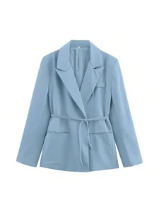 Vue détaillée du blazer élégant pour femme bleu clair avec un col à revers stylé et ceinture.