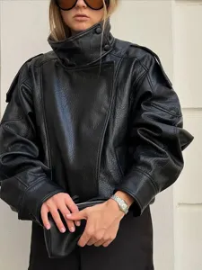 Gros plan sur la veste en cuir noir grain litchi montrant le col montant très élégant.