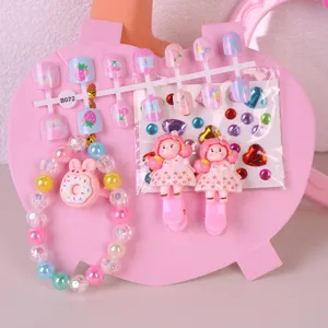 Cute children hair clip bracelet set details, pink design with cute cartoon accessories for girls.