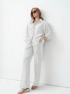 Ensemble décontracté estival chemise oversize à revers et long pantalon avec subtil jacquard.
