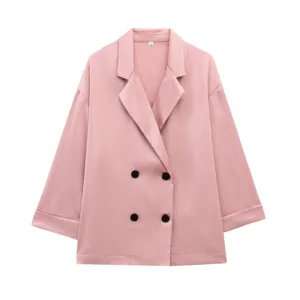 Chaqueta blazer de mujer rosa con efecto arrugado cruzada y solapa clásica.