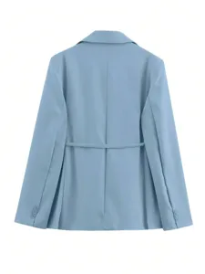 Vue détaillée du blazer veste femme bleu clair, avec ceinture et poignets boutonnés.