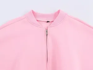 Detail du col de veste bomber rose en gros plan, vetement d'exterieur feminin de printemps.