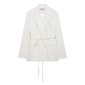 Vue détaillée du blazer blanc pour femme en mélange de lin avec col à revers et ceinture.