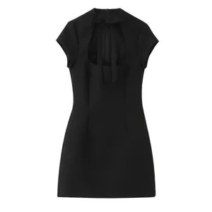 Elegantes schwarzes Slim-Fit Minikleid mit Schleife und Ausschnitt für schicke Frühlingsmode.