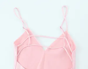 Vue détaillée de la robe nuisette en satin rose élégante à fines bretelles croisées.