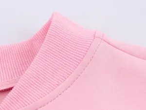 Détail du col de la veste bomber rose, tricot côtelé de qualité, gros plan sur le vêtement.