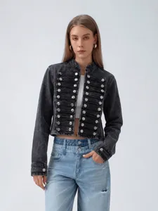 Modieuze korte dames denim jas met stijlvolle opstaande kraag en dubbele metalen knopen.