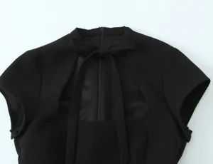 Schwarzes Kleid Ausschnitt Detail mit stilvoller Schleife und Ausschnitt, elegante kurze Ärmel.