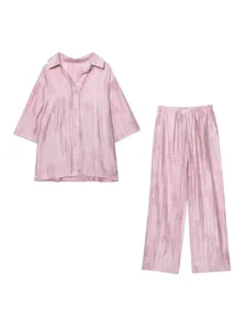 Detail de chemise rose à manches courtes et pantalon large, bel ensemble de détente.