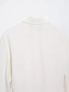 Détail du dos du blazer femme en mélange de lin, veste de costume unie pour le printemps.