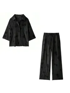 Détails de l'ensemble blouse et pantalon jacquard noir, montrant texture et col fin.