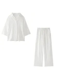 Ensemble décontracté pour femme en blanc avec chemise à manches longues et pantalon assorti.