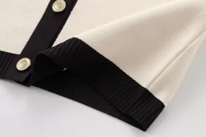 Damen Strickjacke Detailansicht mit Kontrastkante und goldenen Knöpfen Lässiges Top
