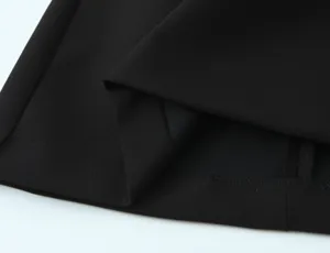 Nahaufnahme von elegantem schwarzem Stoff mit feinen Nahtdetails und hochwertigem Material.