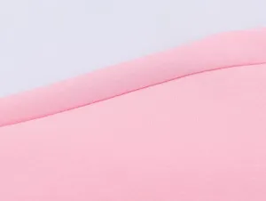 Gros plan de la texture du tissu rose, matière douce et respirante pour femmes élégantes.
