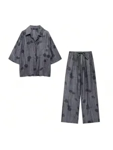 Vue détaillée de l'ensemble d'été gris foncé décontracté avec chemise et pantalon ample.