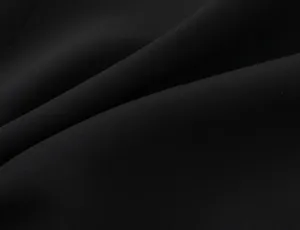 Detailansicht des glatten schwarzen Stoffes mit eleganter Textur und natürlichen Falten.