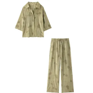 Ensemble décontracté d'été avec chemise à revers à imprimé botanique et pantalon à cordon.
