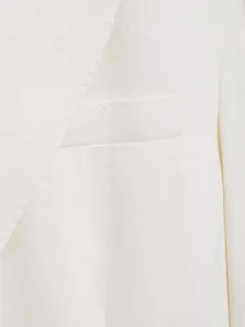 Gros plan detail veste blazer femme melange lin revers poche mode vetement chic.