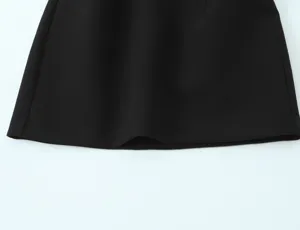 Schwarzer Rock Saum Detail Nahaufnahme, elegantes minimalistisches Design, einfarbig Mode.