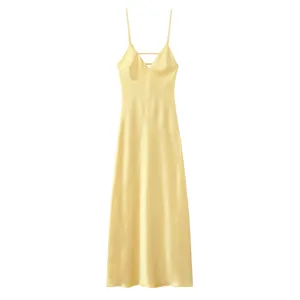 Élégante robe nuisette en satin jaune avec col en V et fines bretelles d'été.