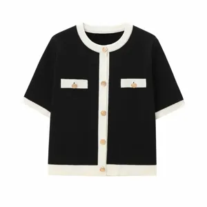 Klassischer eleganter schwarz-weißer Kurzarm-Strickcardigan mit schönen goldenen Knöpfen.