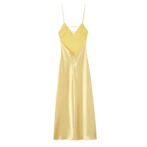 Vue détaillée de la robe midi sans manches en satin jaune, élégante sangle de dos française.