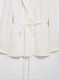 Détail de blazer en mélange de lin, veste de costume de bureau élégante avec ceinture.