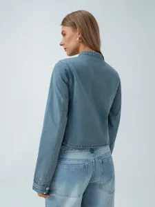 Gedetailleerd overzicht van het stijlvolle korte spijkerjack met opstaande kraag en slim fit.