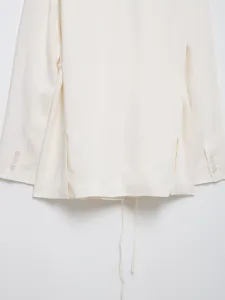 Gros plan detaille du dos du blazer melange de lin pour femme avec cordon et boutons.