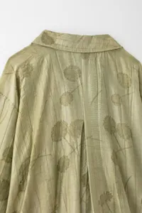 Vue arrière détaillée de la chemise ample d'été pour femmes en jacquard vert olive à motif floral.