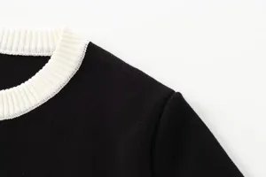 Nahaufnahme Detail Damen Kontrastfarbe Rundhalsausschnitt Kurzarm Stricktop weich.