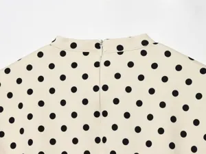 Detailaufnahme des eleganten französischen Polka-Dot-Kleides mit hinterem Reißverschluss.