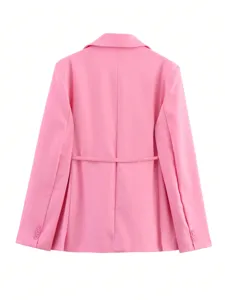 Veste blazer femme rose vue de dos avec ceinture élégante et boutons pour un style chic.
