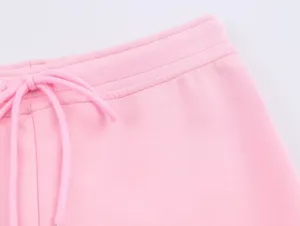 Détail de la taille du pantalon de sport rose avec cordon assorti et belles finitions.