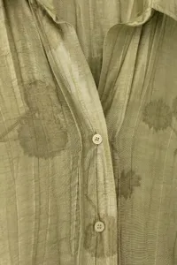 Vue détaillée de chemise à revers décontractée d'été pour femmes, tissu respirant et délicat.