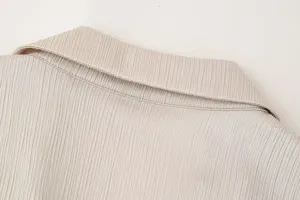 Primer plano del cuello del blazer plisado para mujer, textura elegante y costuras finas.