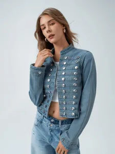 Korte denim jas met opstaande kraag en zilveren knopen met dubbele rij voor chique look.