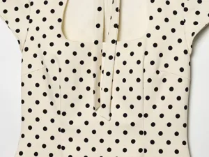 Französisches gepunktetes Sommerkleid Detail mit quadratischem Ausschnitt und Bindeband.