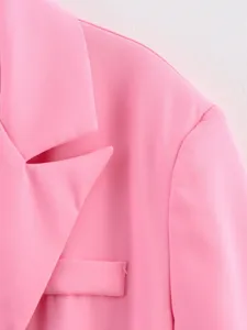 Gros plan detail blazer rose pour femme collet revers texture tissu style professionnel
