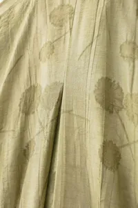 Vue detaillee du tissu imprime floral vert olive, texture douce, beau materiel d'ete.