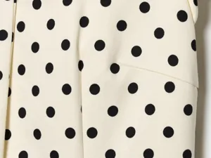 Detaillierte Nahaufnahme des eleganten schwarz-weißen Polka-Dot-Musters Damenkleid.