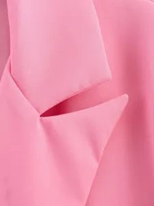 Detail de revers de veste blazer rose, gros plan professionnel montrant le tissu.