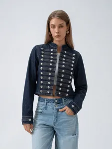 Gedetailleerd overzicht van het donkerblauwe spijkerjasje voor dames met een opstaande kraag.