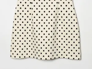 Nahaufnahme Detail eines schicken französischen Damen Polka Dot Sommer Minirock Stoffes Muster.